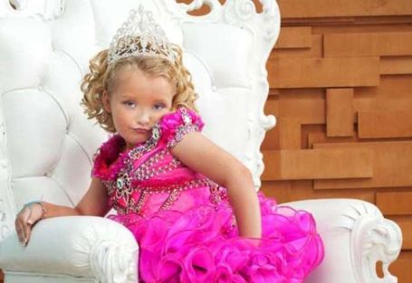 honey boo boo wearing pink toto and tiara 